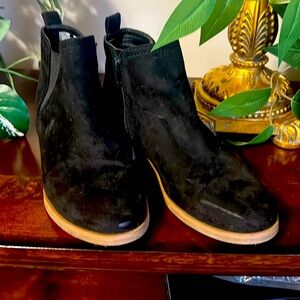 Nice black ankle boots size 8w gently worn